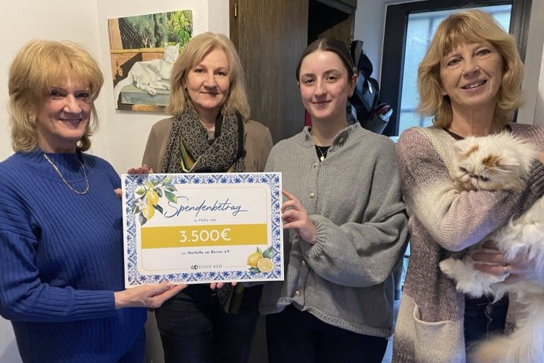 v.L.n.re: Karin Bürger, 2.Vors., Elke Borowczyk, Melissa, Renate v Heyden-Klaaßen, 1. Vors. v.L.n.re: Karin Bürger, 2.Vors., Elke Borowczyk, Melissa, Renate v Heyden-Klaaßen, 1. Vors.